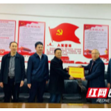 张家界市委政法委为武陵源区颁发“平安创建”奖牌