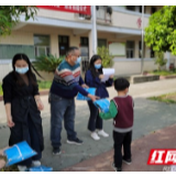 爱心企业情系山区 捐赠校服温暖人心