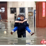 澧水大桥南桥头积水 民警和社区干部涉水冒雨背送学生上学