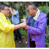 张家界：辽宁游客深山被困 公安消防合力救援
