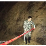 许家坊土家族乡红岩村：拐杖书记一心为民 带伤上阵鼓舞人心