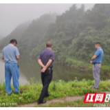 慈利县洞溪乡：冒雨防汛巡查，确保群众安全