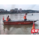 张家界：水上环卫工人救援故障水文船只