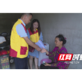 慈利县义工协会为残疾人送帮扶资金