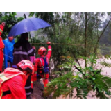 张家界：4人捕鱼被洪水围困 消防横渡营救