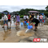 桑植县上洞街学校师生齐心度汛期