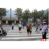 武陵源交警护学岗与师生同步“开学”