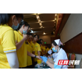 张家界银澧华悦家政公司组织爱心育婴员无偿献血！