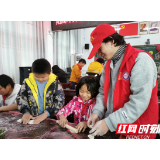永定区大学生武陵志愿服务大队来到阳湖坪街道中心学校开展关爱留守儿童活动