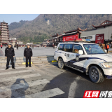 武陵源交警全员上路护航元旦交通安全