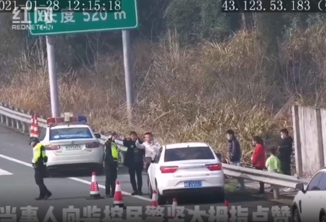 为背后的你们，点赞！ ——小车高速追尾 民警监控协助处理
