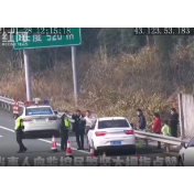 为背后的你们，点赞！ ——小车高速追尾 民警监控协助处理