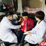 张家界:情暖冬日 关爱老人