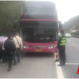 张家界：客车故障滞留高速 路管员及时救援