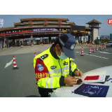 女子乘车途中行李箱掉落高速 高速交警邮寄归还