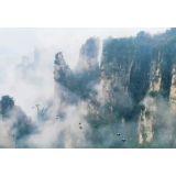 张家界：云雾缭绕天子山