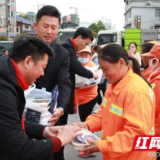 “秦大妈”献给环卫工人的免费午餐