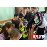 张家界民族小学开展“学雷锋，暖童心”活动
