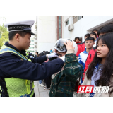 张家界市武陵源区：“一盔一带 安全常在”宣讲进校园