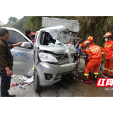张家界慈利：两车相撞司机被困 消防紧急施救