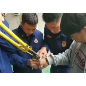 桑植一男孩戒指卡手指 “蓝朋友”两分钟施救成功