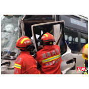 半挂车紧急刹车酿车祸 张家界慈利消防紧急施救