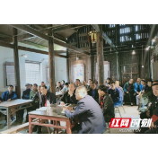 武陵源区政府办：开展“红色故事”送进联系村活动