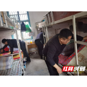 慈利县龙潭河镇中学开展管制刀具突击排查行动  