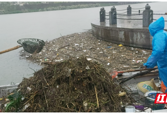 张家界市环卫处全力以赴打捞水面漂浮物  维护河道生态环境