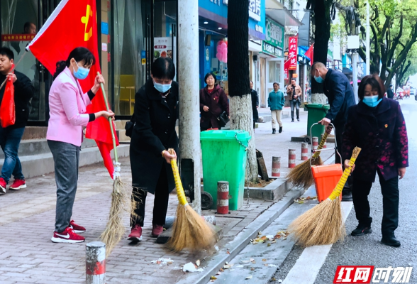 张家界市环境卫生管理处：老党员发挥余热 为城市环境做贡献