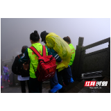 湖南张家界：游客景区游玩不慎摔伤 “旅游医生”背下山紧急送医
