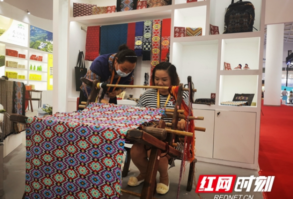 张家界土家族织锦亮相首届中国国际消费品博览会
