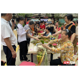 张家界市东岳•新外滩小区：澧岸飘粽香，邻里一家亲