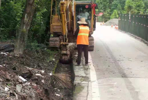 桑植县交通部门：疏通公路排水 提高抗灾能力