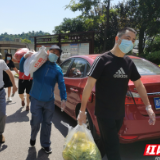 张家界市区小区封闭管理，居民生活如常