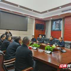 屈辉到武陵源法院开展春节慰问活动