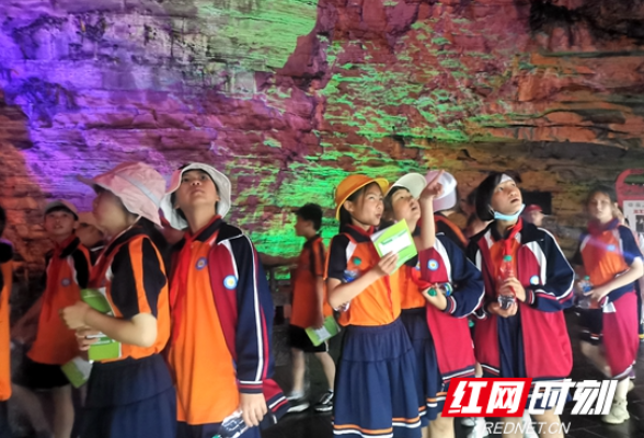 永定区二家河中心完小550余名师生通过研学实践活动当好张家界的“宣传员”