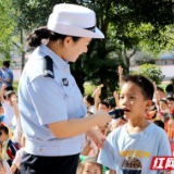 张家界：交警走进小学校园 宣讲交通安全知识