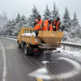 张家界公路人打响新年除雪保畅“第一战”