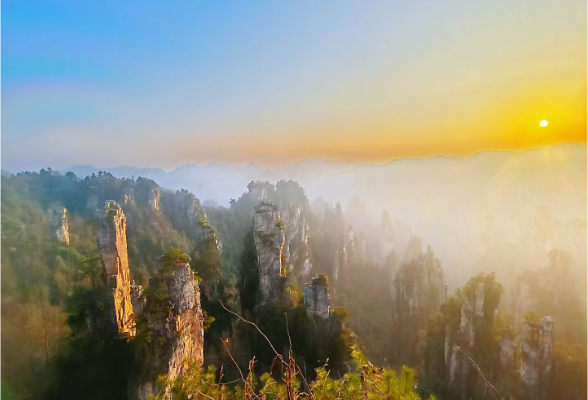 张家界天子山：日落红霞飞 美景醉游人