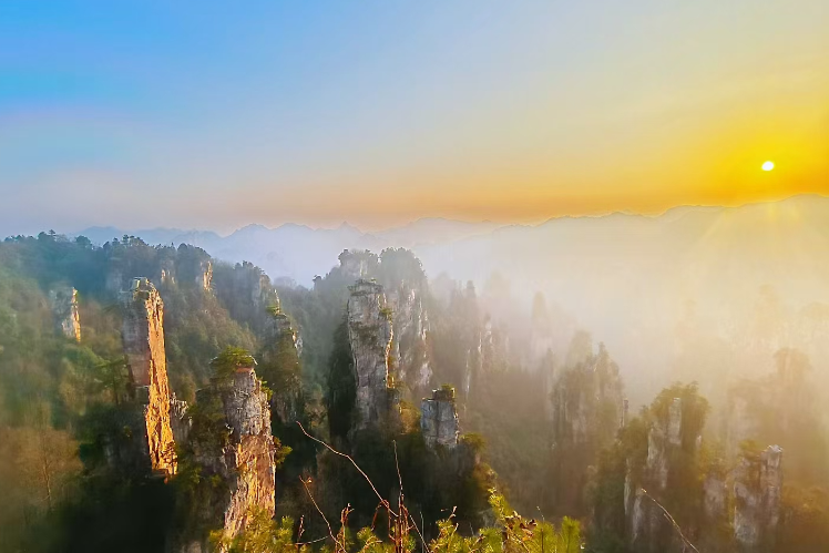 张家界天子山：日落红霞飞 美景醉游人