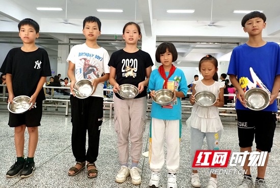 武陵源二中学生以实际行动践行厉行节约、反对浪费.jpg