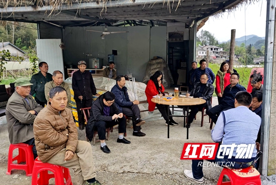 共同为发展中的村级产业出谋划策。.jpg 共同为发展中的村级产业出谋划策。.jpg