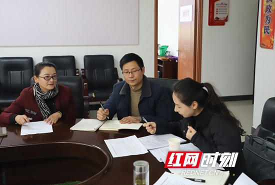 现场查看综合协调组资料.JPG