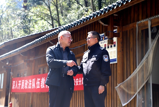 与公安民警进行交流.JPG