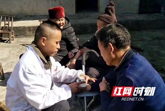 王贵初上门为老人们检查身体.jpg