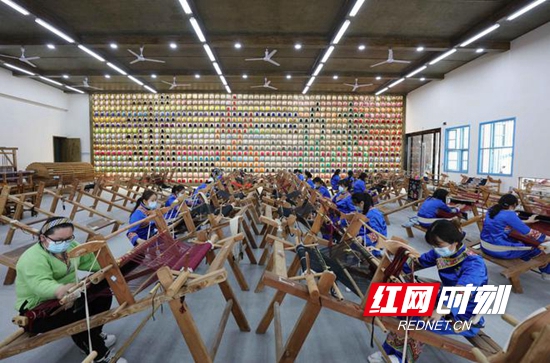 在武陵源区“妈妈工厂示范基地”乖幺妹土家织锦基地,“织女们”在忙碌着加工生产。吴勇兵摄.jpg 在武陵源区“妈妈工厂示范基地”乖幺妹土家织锦基地,“织女们”在忙碌着加工生产。吴勇兵摄.jpg