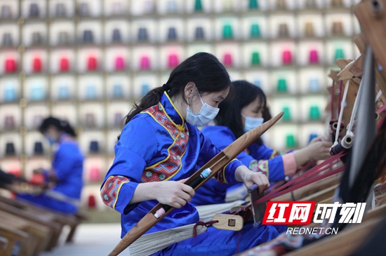 在武陵源区“妈妈工厂示范基地”乖幺妹土家织锦基地,“织女们”忙碌着加工生产。吴勇兵摄.jpg 在武陵源区“妈妈工厂示范基地”乖幺妹土家织锦基地,“织女们”忙碌着加工生产。吴勇兵摄.jpg