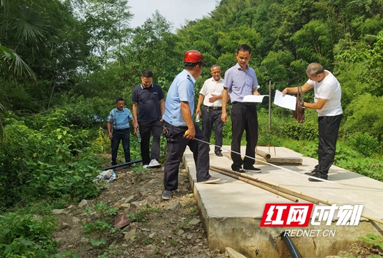 验收村民安全饮水工程项目.jpg
