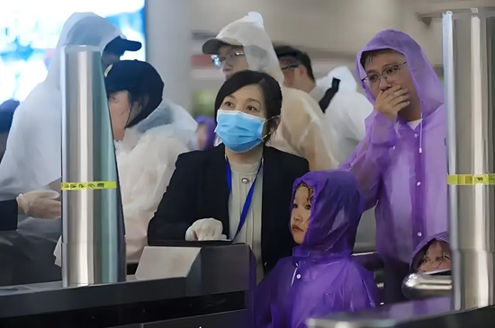 “人脸识别+二维码”双入口系统让游客在排队高峰时也能实现快速入园。.jpg “人脸识别+二维码”双入口系统让游客在排队高峰时也能实现快速入园。.jpg